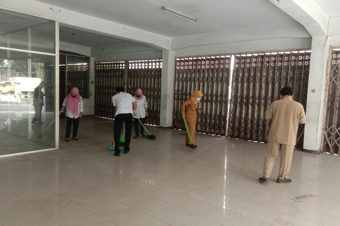 BERSIH-BERSIH: Salah satu ruko Simpang Tiga Mojongapit dipersiapkan untuk MPP Jombang.