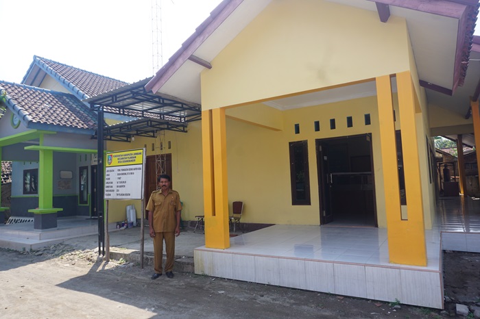 MUMPUNI: Kepala Desa Gebangbunder Basuki, Plandaan, Jombang menunjukkan gedung kantor desa yang telah selesai direhab menjadi lebih representatif.