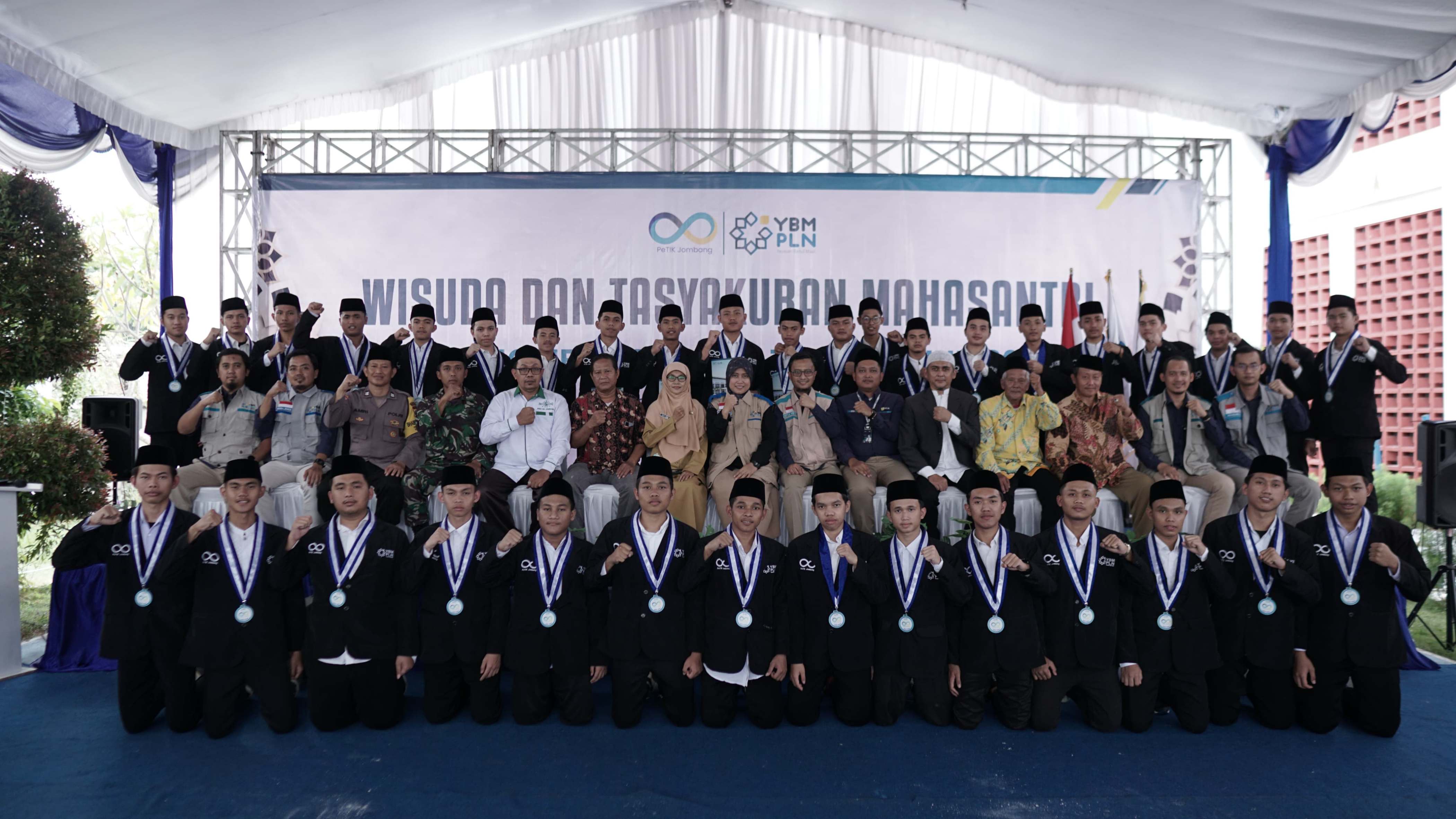 SELAMAT: PLN mewisuda 35 mahasantri Petik Jombang, Selasa (30/7).