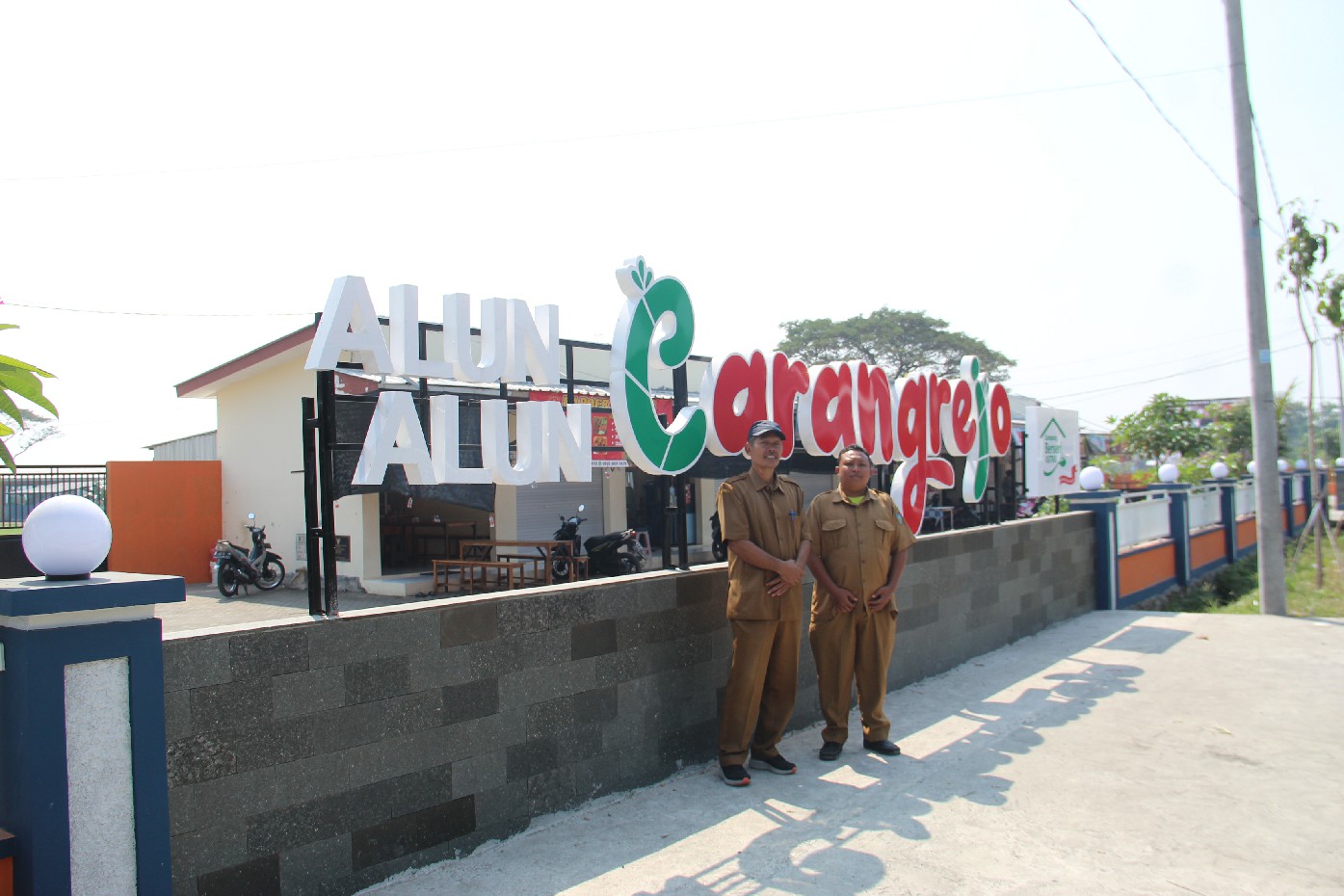 BERBENAH: Kepala Desa Carangrejo Supriaji menunjukkan Alun-alun Desa Carangrejo, Kecamatan Kesamben, Jombang.