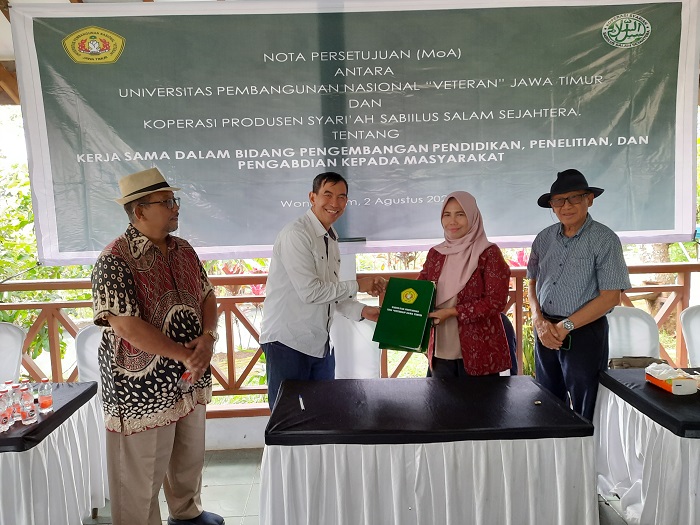 SINERGI: Ali Murtadhlo Ketua Koperasi Syariah Sabiilus Salam Sejahtera bersama Wanti Mindari Dekan Fakultas Pertanian UPN Veteran Jatim menandatangani nota persetujuan (MoA) di Wonosalam, Jombang.