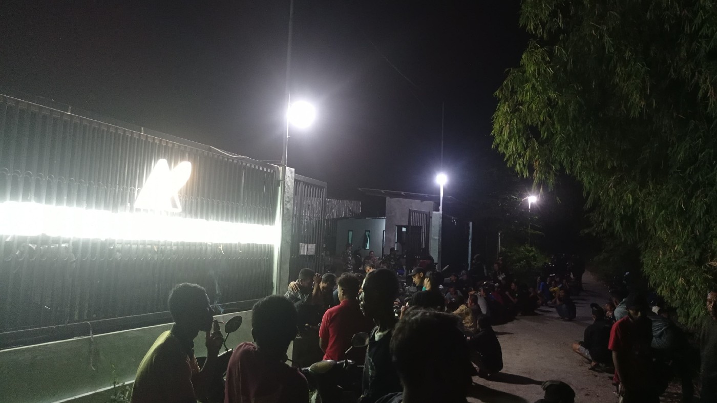 PROTES LIMBAH: Ratusan warga demo di depan pabrik pengolahan bulu ayam di Kecamatan Kabuh, Jombang, Rabu (31/7).