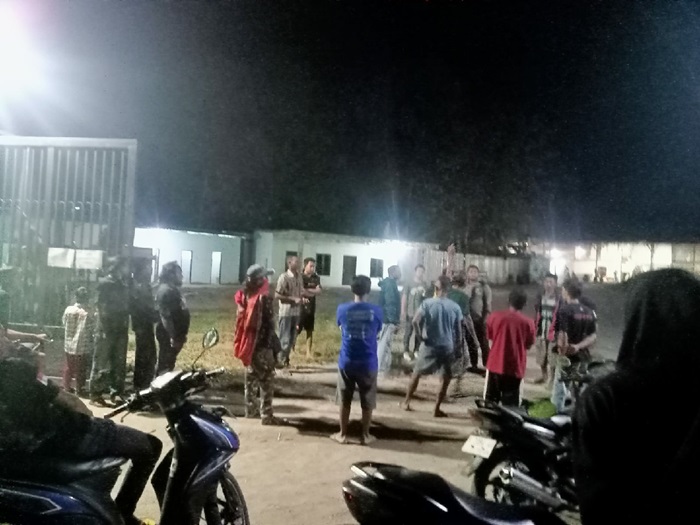 PROTES LIMBAH: Warga kompak mendemo pabrik bulu ayam di Kecamatan Kabuh, Jombang.