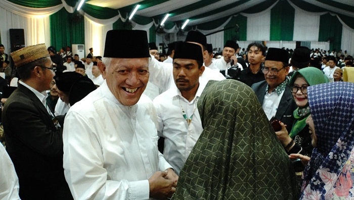 TELADAN: Pengasuh PP Tebuireng, KH Abdul Hakim Mahfudz (Gus Kikin) terpilih sebagai ketua tanfidziyah PWNU Jatim pada Konferwil di Pesantren Tebuireng, Jombang.