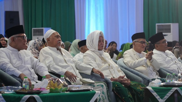 TELADAN: Pengasuh PP Lirboyo Kediri, KH Anwar Manshur (tiga dari kiri) terpilih sebagai rais syuriah PWNU Jatim pada Konferwil di Pesantren Tebuireng, Jombang.