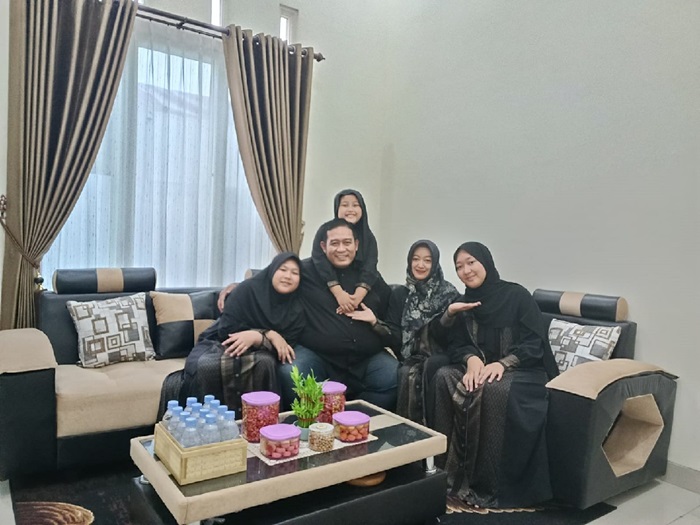 AKRAB: Syaiful Anwar ST ME bersama dengan keluarga.