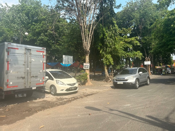 BELUM MASUK PAD: Lokasi parkir di taman Kebonrojo, Jombang, yang belum dikelola pemerintah, (3/8). (Azmy Endiyana/Radar Jombang)