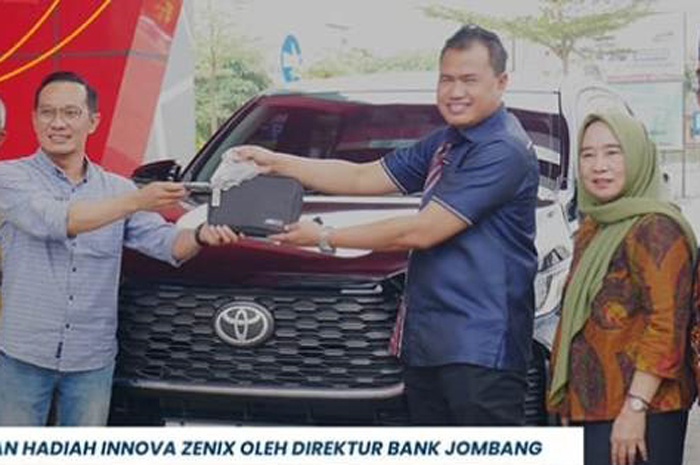SELAMAT: Direktur Utama Bank Jombang  Afandi Nugroho, SE, MM menyerahkan hadiah Program Tabungan extra kepada Direktur Perumdam Tirta Kencana Jombang Khoirul Hasyim.