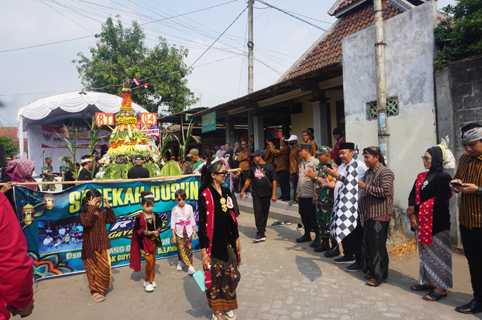 SEMARAK: Kepala Desa Plumbon Gambang Nur Wakit didampingi jajaran Forkopimcam Gudo saat memberangkatkan peserta pawai budaya sedekah Dusun Gambang, Desa Plumbon Gambang, Jombang.