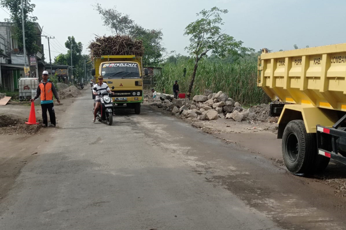 MINIM RAMBU: Proyek perbaikan jalan di Jombang dikeluhkan warga.