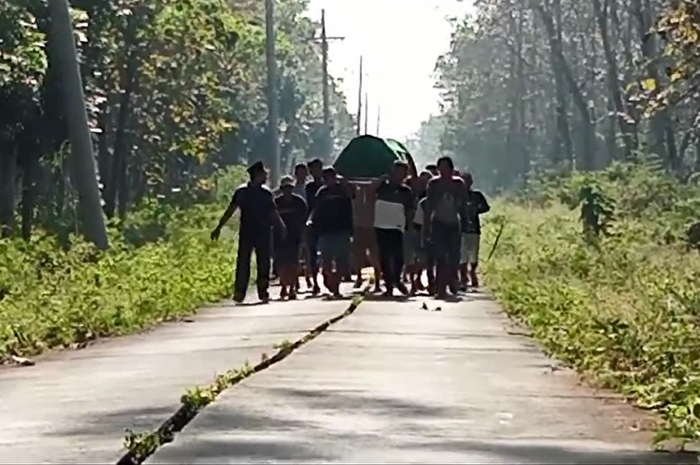 Warga menandu jenazah menempuh jarak sekitar 3 kilometer dengan berjalan kaki dari Desa Marmoyo, Kecamatan Kabuh menuju Desa Jiporapah, Kecamatan Plandaan.