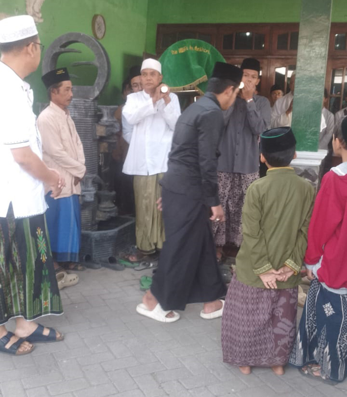 DIMAKAMKAN: Proses pemakaman Prof Dr Hj Istibsjaroh dimakamkan di Makam Keluarga Pondok Pesantren Al-Hikmah Purwoasri, Kediri.