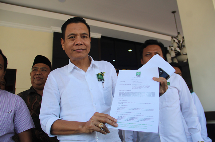 BAWA BUKTI: Ketua DPC PKB Jombang Hadi Atmaji bersama pengurus PKB saat melaporkan Lukman Edy Mantan Sekjen DPP PKB, di Polres Jombang Rabu (7/8).