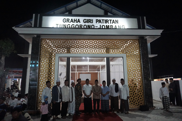 WUJUDKAN HARAPAN WARGA: Kepala Desa Tunggorono Didik Dwi Mulyawan didampingi para tamu undangan saat meresmikan gedung serbaguna Graha Giri Patirtan, Desa Tunggorono, Jombang.