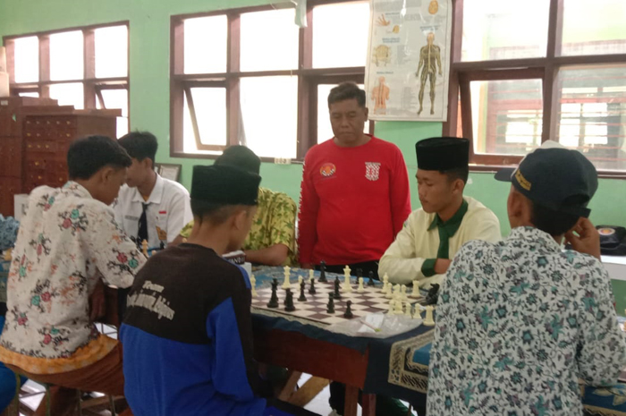 FOKUS: Wahyudi memantau pertandingan catur di SMPN 1 Kesamben, Jombang, Rabu (7/8).