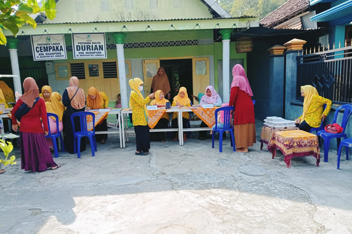 CEGAH STUNTING: Kegiatan posyandu di Desa Madiopuro Kecamatan Sumobito, Jombang.