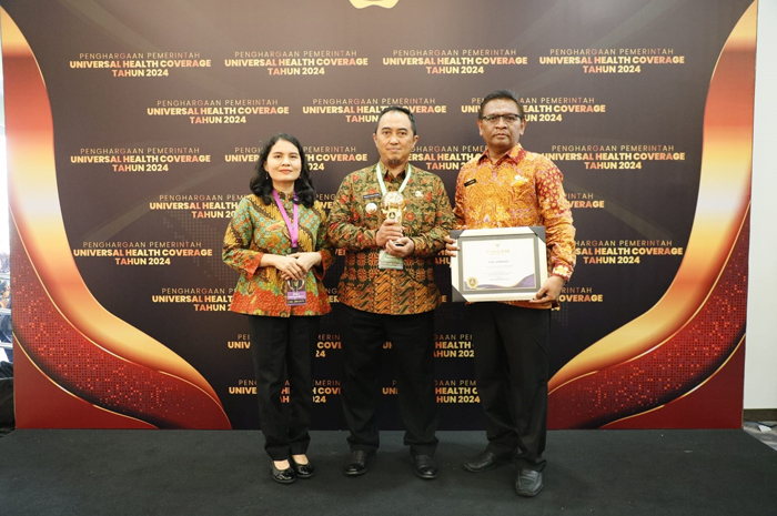 SELAMAT: Pj Bupati Jombang Teguh Narutomo (tengah) didampingi&nbsp;Kepala Dinas Kesehatan&nbsp;(Dinkes) Kabupaten Jombang dr Hexawan Tjahja Widada dan Kepala BPJS Kesehatan Jombang Lilik Herawati.