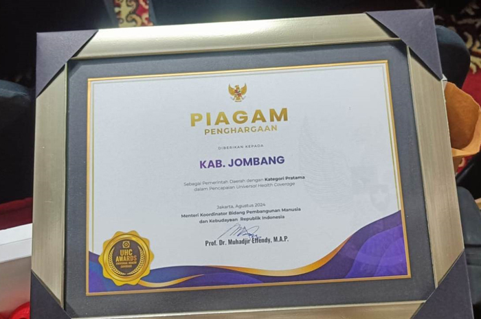 HEBAT: Piagam Penghargaan Universal Health Coverage (UHC) kategori Pratama yang diterima Pemkab Jombang.