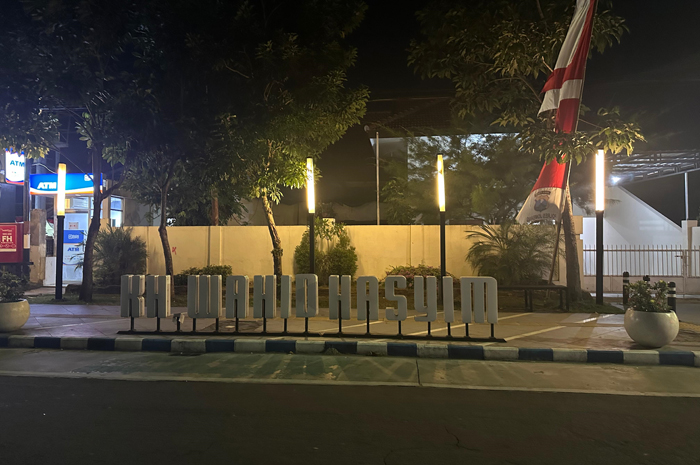 MATI: Neon box trotoar Jl KH Wahid Hasiym, Jombang, rusak dan mati lagi.