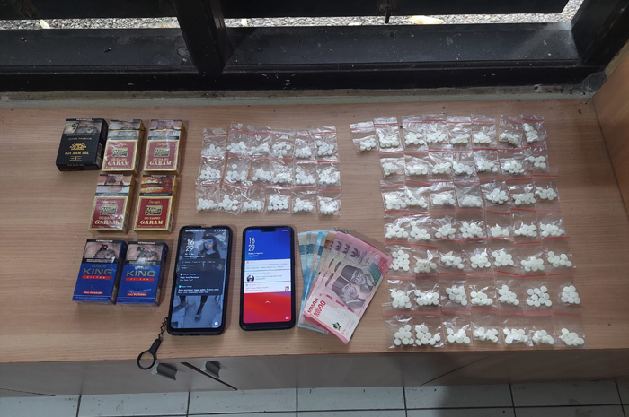 BARANG BUKTI: Polisi menyita ratusan pil koplo dari 3 pengedar di Jombang.