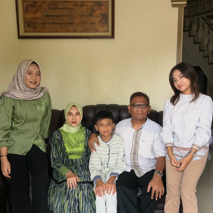 BAHAGIA: Ketua IDI Jombang Dokter Hexawan Djahja Widada bersama keluarga.