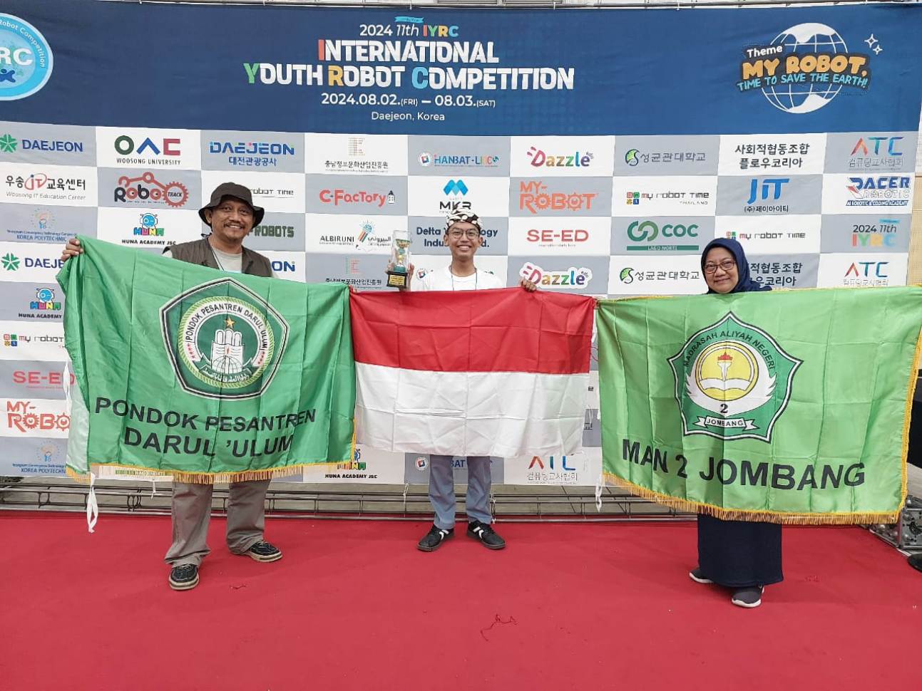 MEMBANGGAKAN: Tim Robotika MAN 2 Jombang di lingkup PP Darul Ulum Rejoso berhasil meraih medali emas di IYRC Korea Selatan.