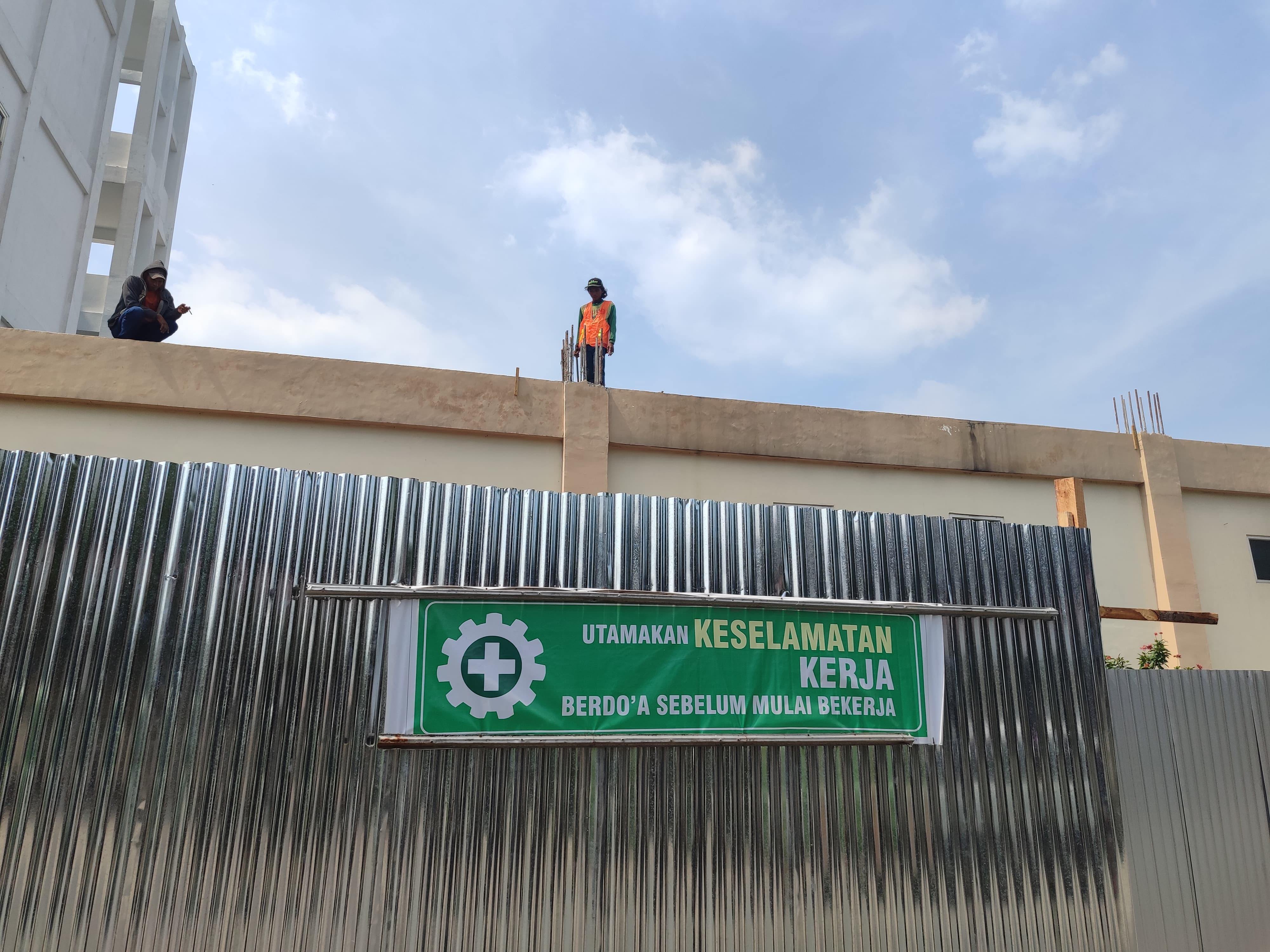 PROGRES MINUS: Proyek pembangunan IGD RSUD Ploso, Jombang diduga tak dikerjakan pemenang lelang.