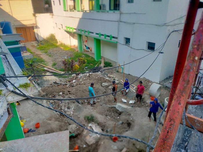 Pekerja tidak melengkapi diri dengan alat pelindung diri (APD) saat bekerja di proyek RSUD Ploso Jombang.