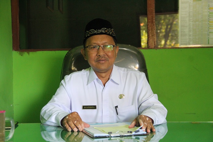 Kepala MTsN 13 Jombang Musthofa MPdI,