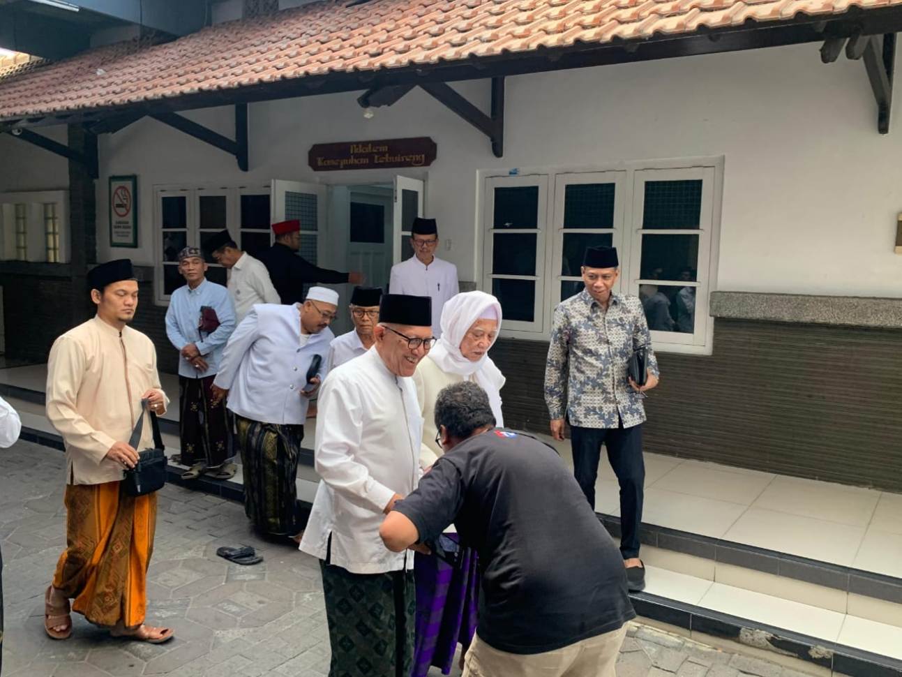 BARU KELUAR: Wakil Ketua Umum Pengurus Besar Nahdlatul Ulama (PBNU) Amin Said Husni usai memimpin pertemuan di Ponpes Tebuireng, Jomban, Senin (12/8) siang.