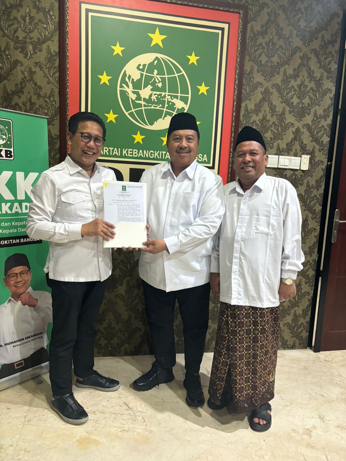 SAH: Warsubi dan Gus Salman menerima rekom PKB yang diserahkan Ketua DPW PKB Jatim Abdul Halim Iskandar.