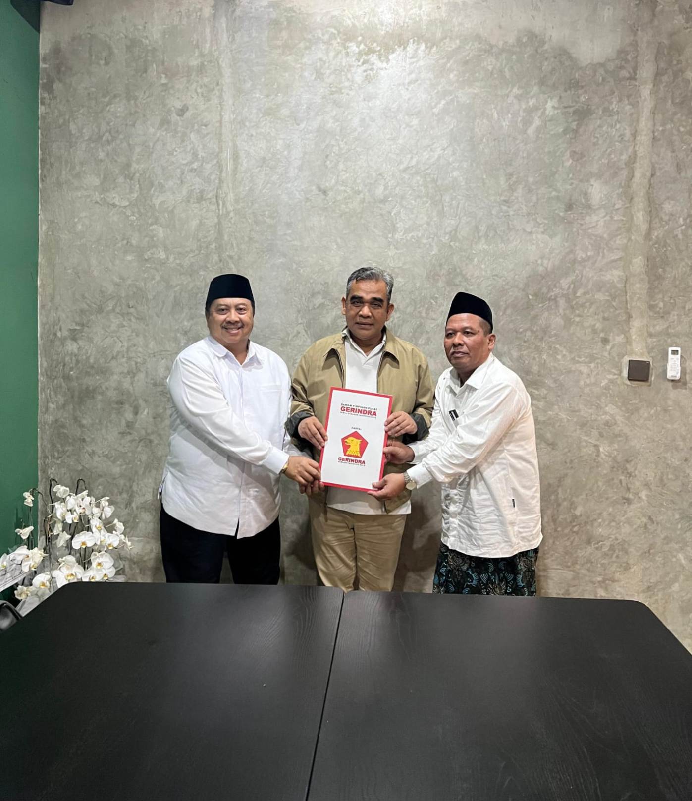 SAH: Sekjen DPP Gerindra Ahmad Muzani menyerahkan rekom untuk Warsubi dan Gus Salman di Jakarta, Minggu (11/8) malam.