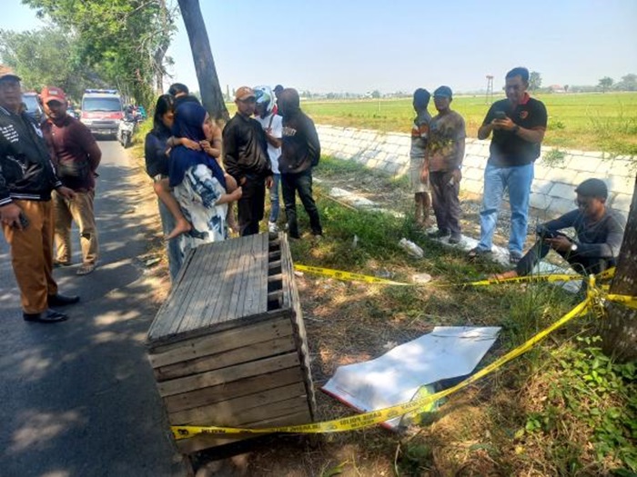 TEGA: Sejumlah warga melihat kondisi jasad bayi yang ditemukan di Jalan Raya Sumobito-Betek Dusun Betek Barat, Desa Betek, Kecamatan Mojoagung, Jombang Senin (12/8) pagi.