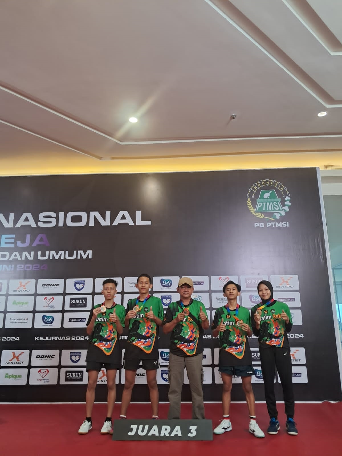 JAGOAN: M Rendiansyah siswa MTsN 4 Jombang di lingkungan Ponpes Mambaul Maarif Denanyar juara kategori beregu kejurnas tenis meja.