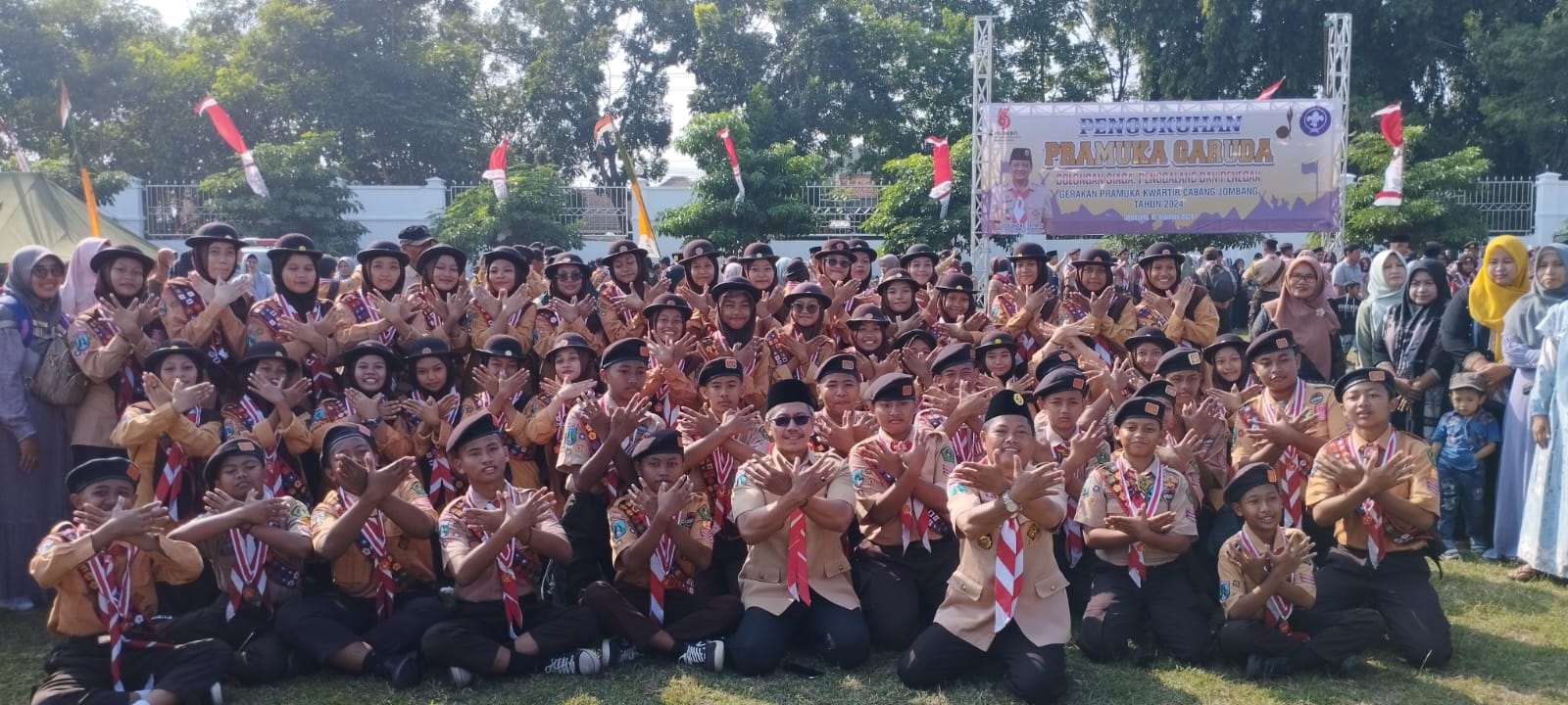 SEMANGAT: Kepala MTsN 4 Jombang, Dr Sulthon Sulaiman MPdI bersama siswa yang dilantik sebagai pramuka garuda.