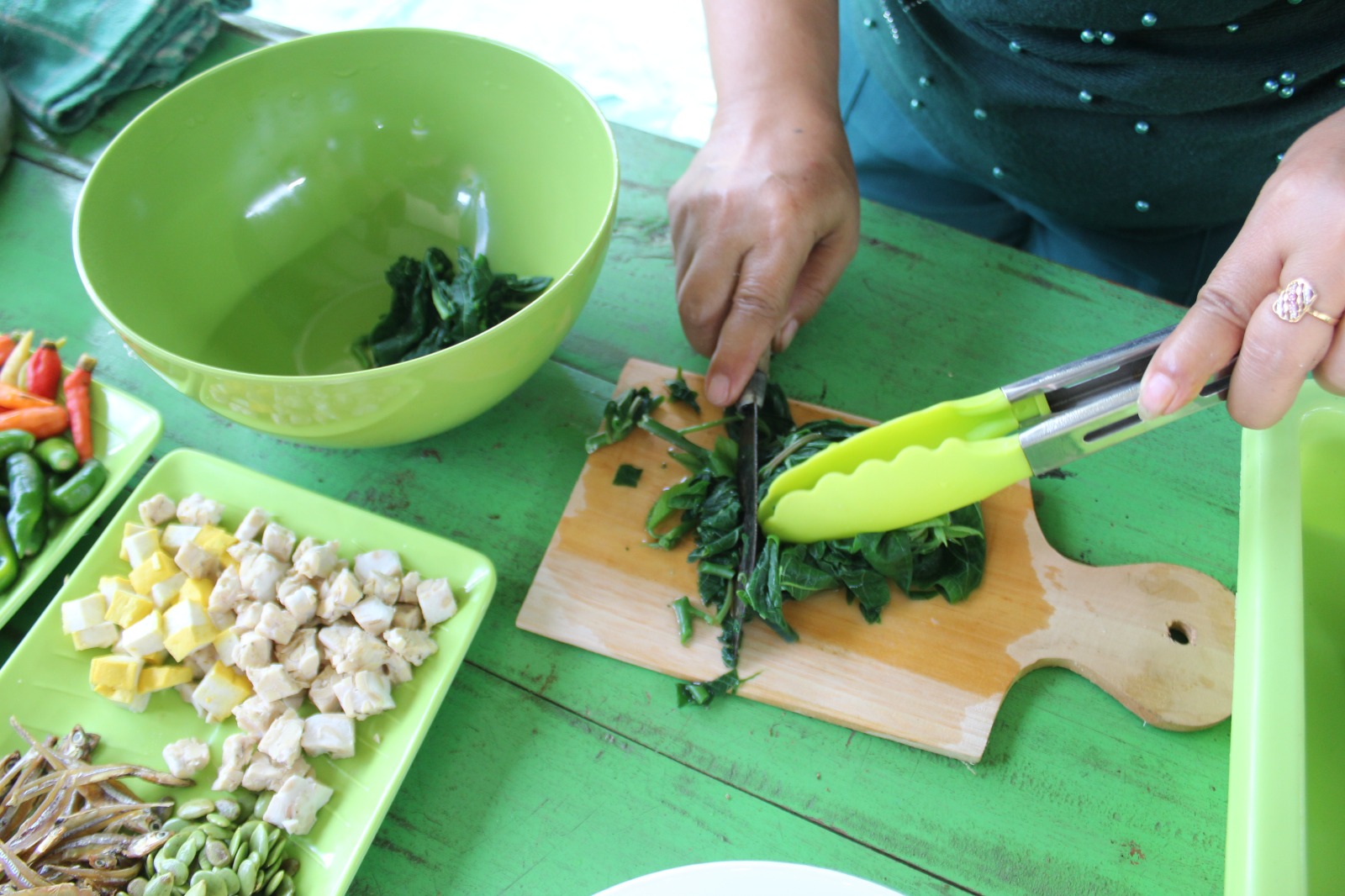DIOLAH: Yaduah, warga Desa Panglungan Kecamatan Wonosalam, Jombang mengolah daun racun menjadi sayur kotokan.