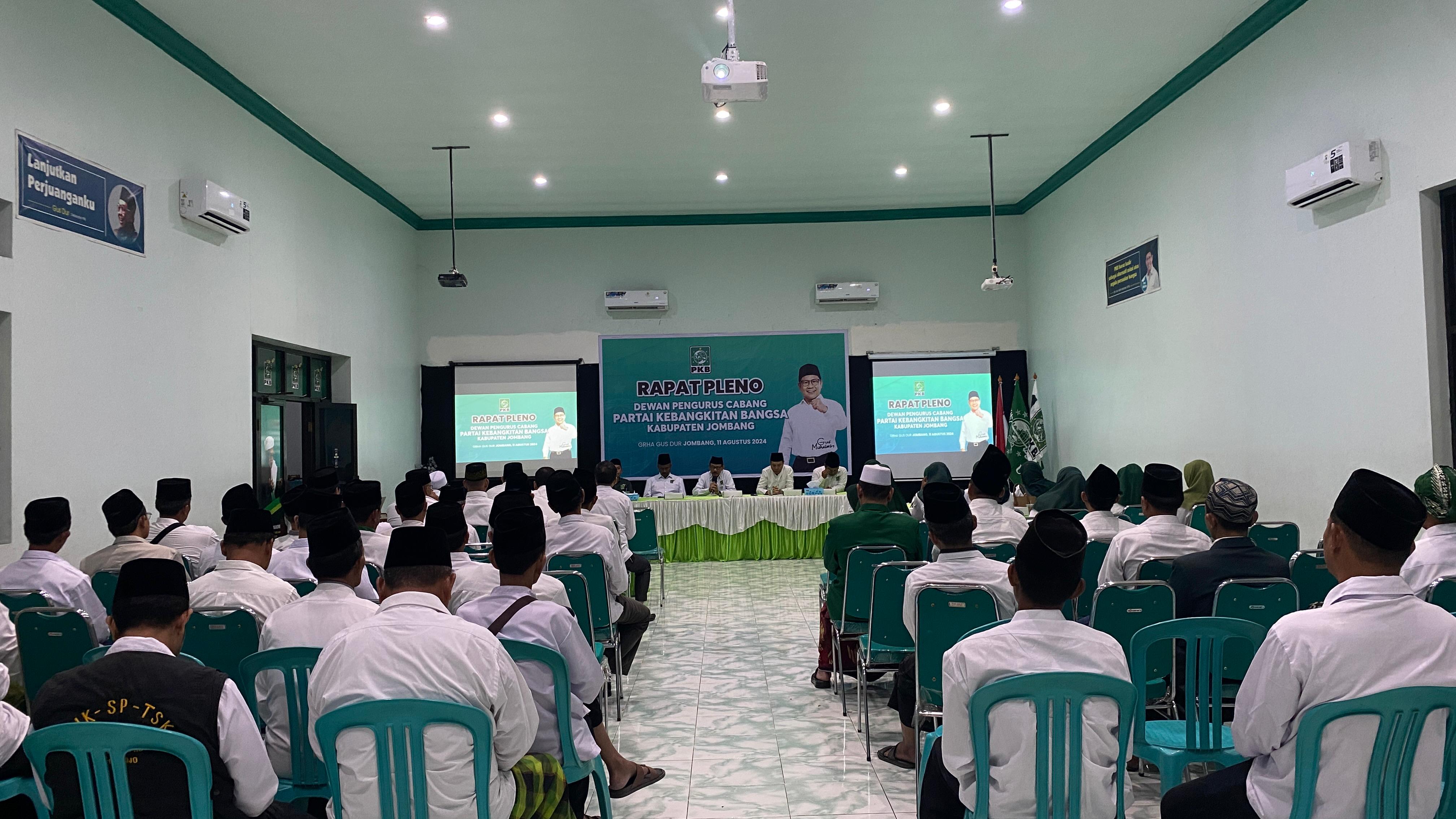 KOMPAK: Ketua DPC PKB Jombang Hadi Atmaji saat memimpin rapat pleno di Grha Gus Dur Jombang, Kamis (15/8).