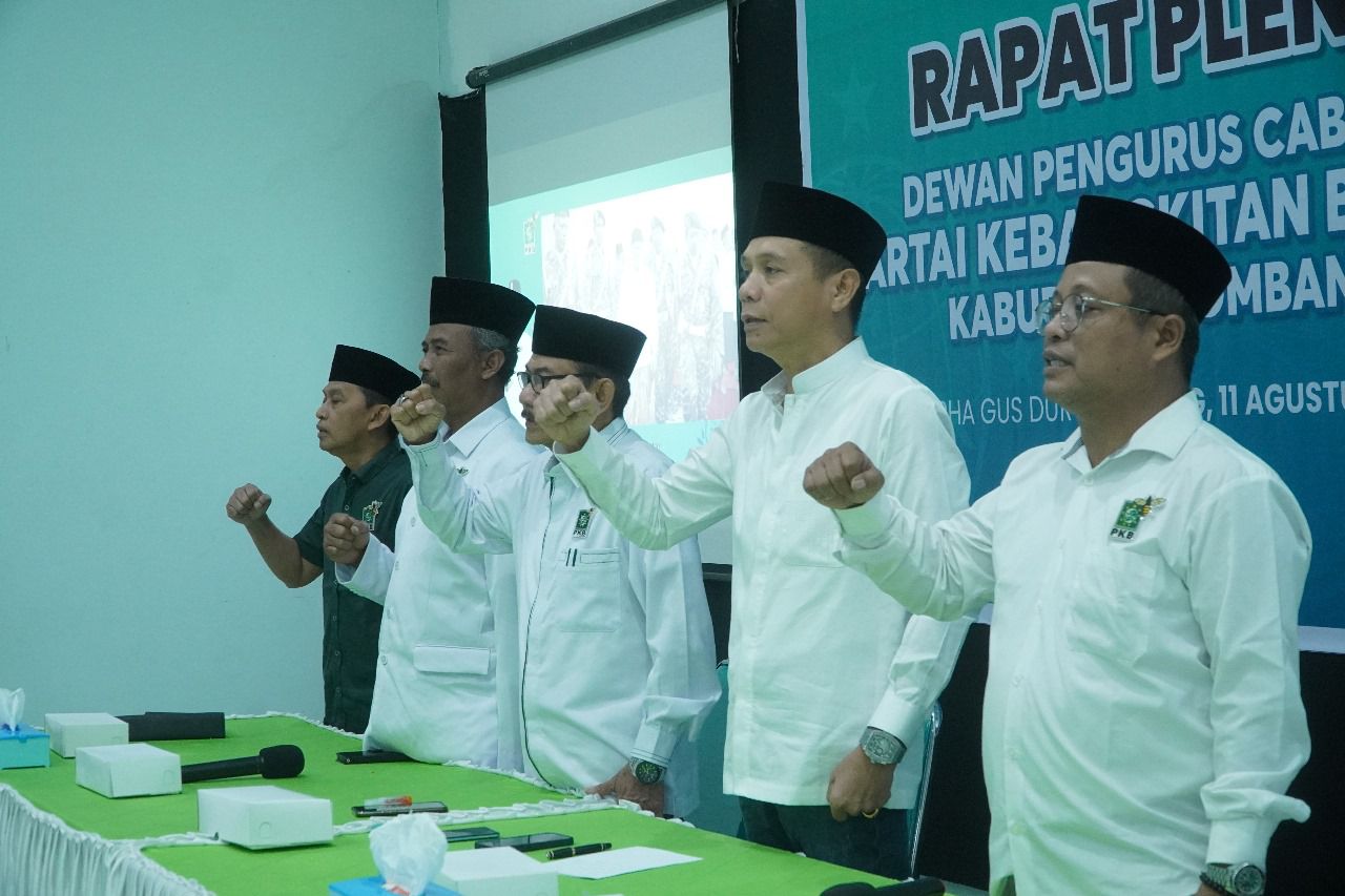 KOMPAK: Ketua DPC PKB Jombang Hadi Atmaji saat memimpin rapat pleno di Grha Gus Dur Jombang, Kamis (15/8).