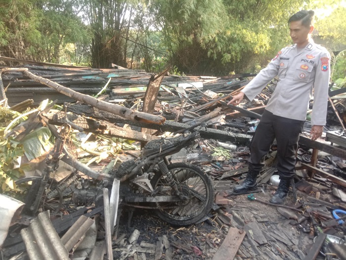 LUDES: Kendaraan dinas polisi dilalap si jago merah di Desa/Kecamatan Ngusikan, Jombang.