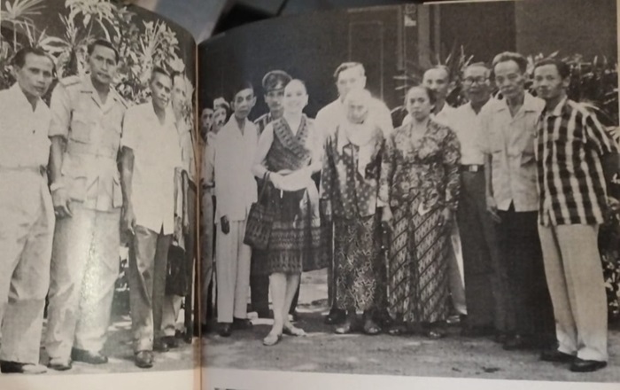 PLOSO: Cindy Adams sempat berkunjung ke rumah masa kecil Bung Karno Januari 1964 di Ploso, Jombang.