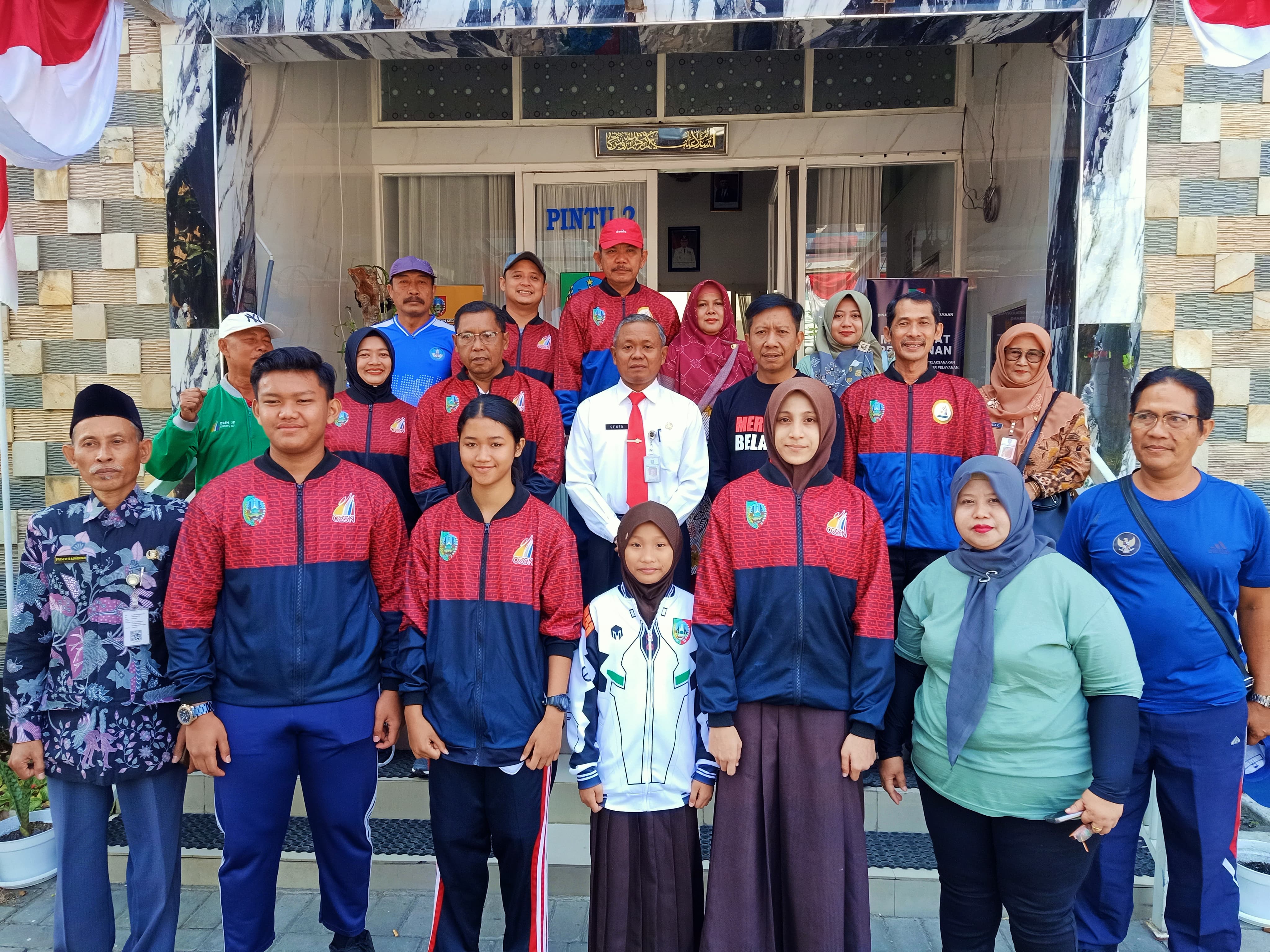 OPTIMISTIS: Kepala Dinas P dan K Senen bersama siswa yang akan diberangkatkan ke O2SN didampingi kepala sekolah, di halaman Dinas Pendidikan dan Kebudayaan Kabupaten Jombang, Jumat (16/8).