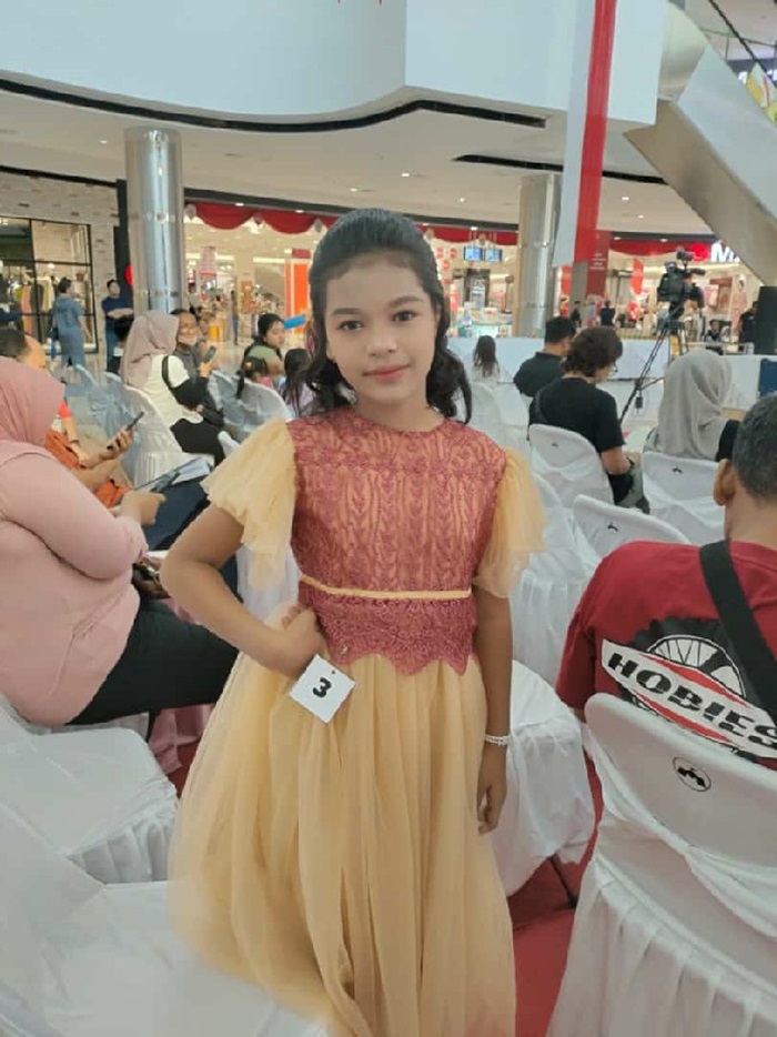 BERBAKAT: Dzakira Syamra Assyauqie pianis cilik Jombang yang juga piawai menyanyi lagu pop.
