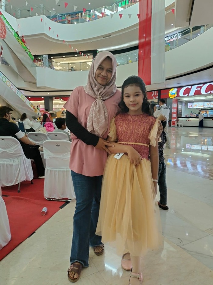 AKRAB: Galuh Tisna Widiana ibunda  Dzakira Syamra Assyauqie pianis cilik Jombang.