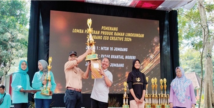 MEMBANGGAKAN: MTsN 16 Jombang meraih penghargaan pameran produk lingkungan.