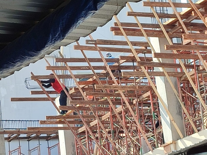 DIKEBUT: Pekerja memasang material proyek RSUD Ploso, Jombang persiapan pengecoran lantai dua.