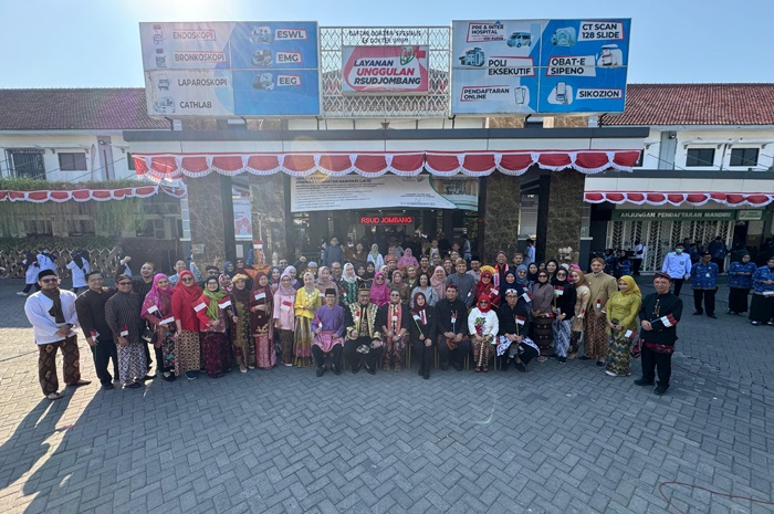 KOMPAK: Pimpinan RSUD Jombang bersama dokter usai upacara peringatan HUT ke-79 RI.