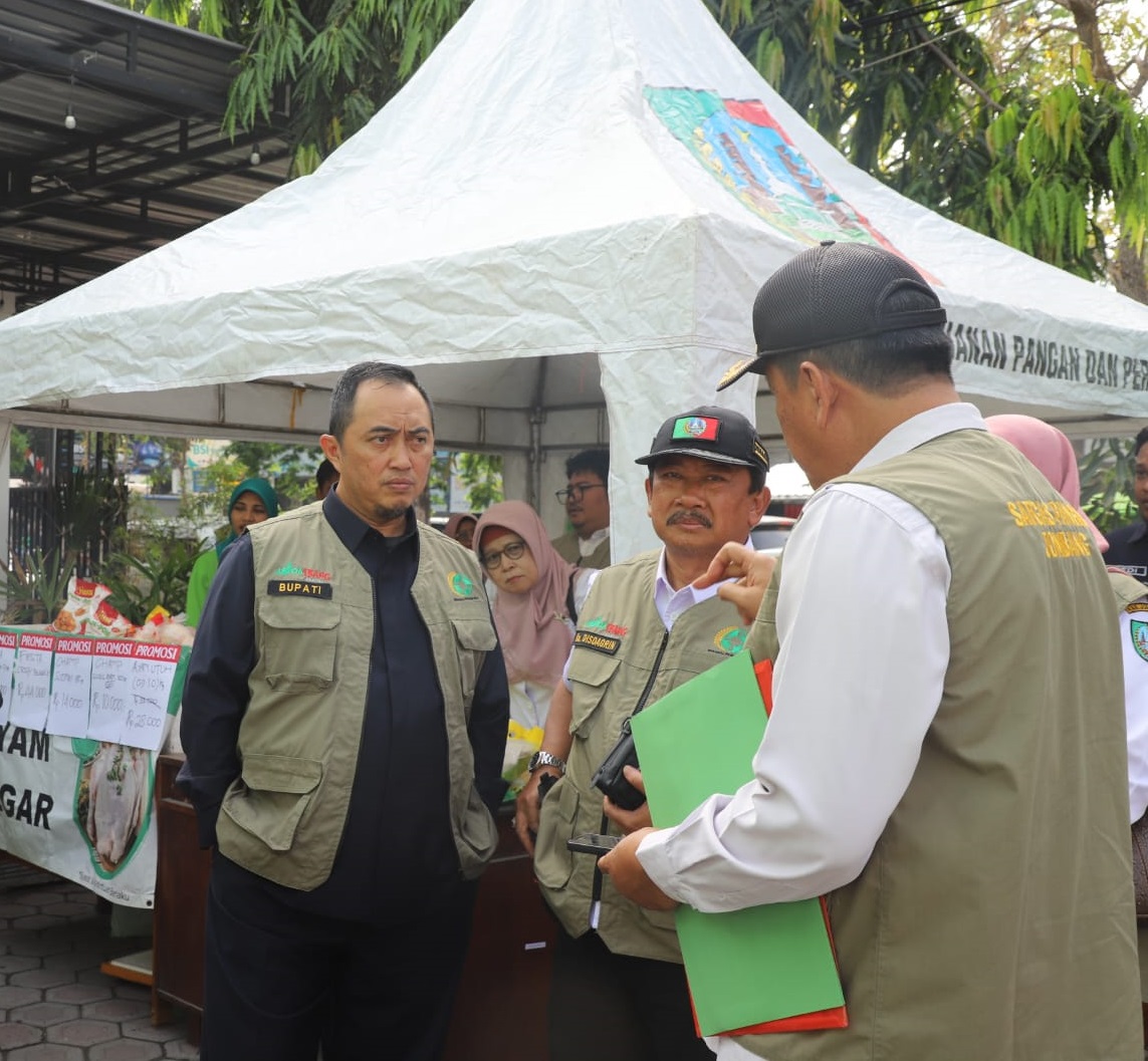 SIGAP: Kepala Dinas Perdagangan dan Perindustrian Kabupaten Jombang Drs Suwignyo MM mendampingi Pj Bupati Jombang Teguh Narutomo saat memantau pasar murah beberapa waktu lalu.