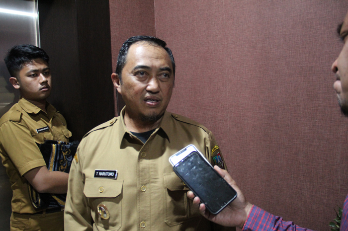 BERI PENJELASAN: Pj Bupati Jombang Teguh Narutomo saat memberikan keterangan kepada wartawan, Selasa (20/8).