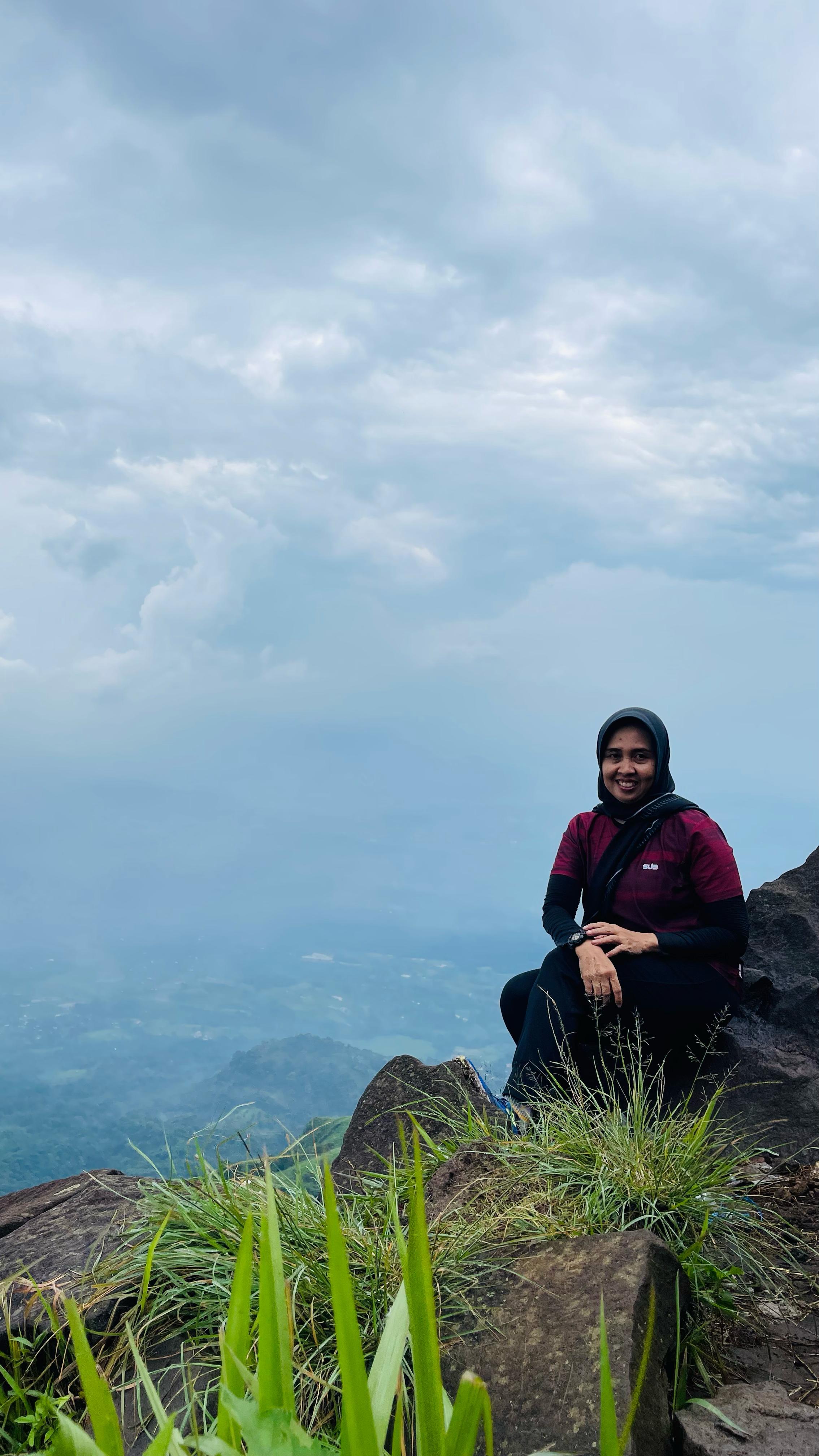 Nur Evva Maylia SSTP MM suka hiking bersama keluarga.