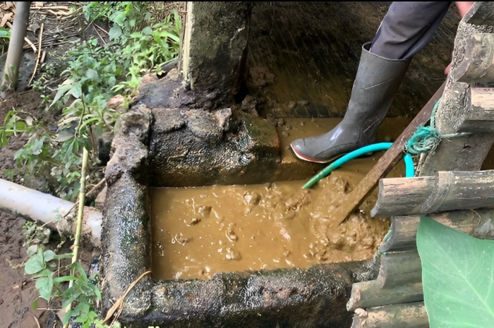 DIOLAH: Hendri, warga Dusun Segunung, Desa Carangwulung, Wonosalam, Jombang saat mengolah kotoran sapi untuk dijadikan biogas, Rabu (21/8).